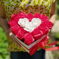 Сердце с красными и белыми мыльными розами S Сердце с красными и белыми мыльными розами S
