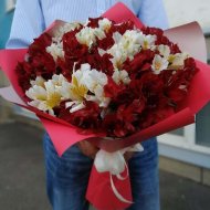 Букет из 19 красных и белых альстромерий
